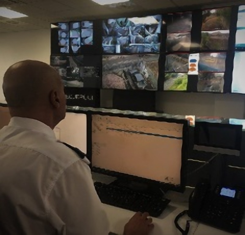 Operatore Securpool in postazione di telesorveglianza